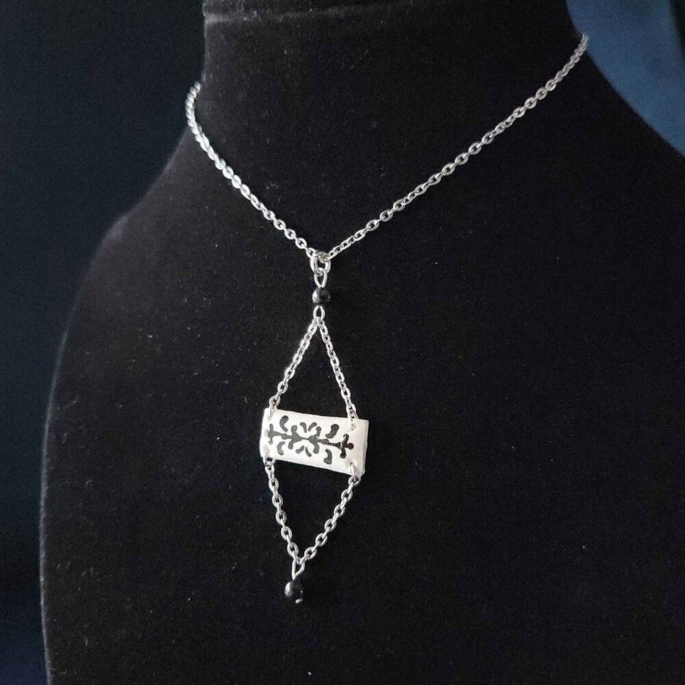 Iridescent Victorian Gothic obsidian necklace with a small silver chain - Picture 2 of 13
